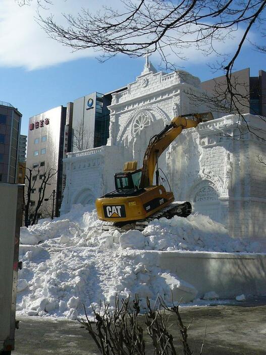 [写真]7丁目会場では大雪像「マニラ大聖堂」の解体が行われた＝12日午前、札幌市内