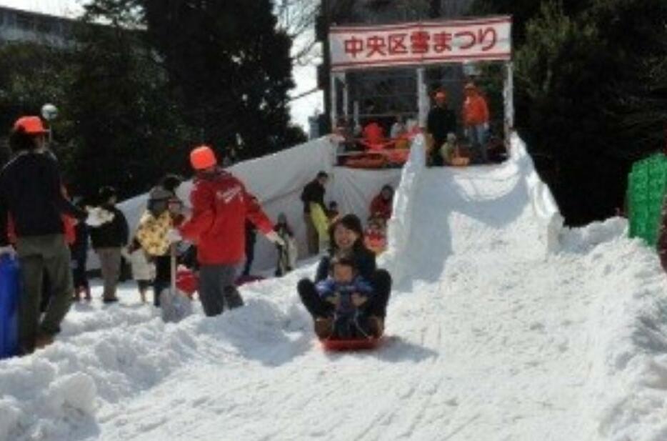 雪遊びを楽しむ子どもたち（区発表資料より）