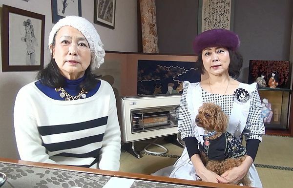 [写真]「地元の皆様へ感謝」と語る南久美子さんと武井和子さん。アイドル犬・チロルちゃんも＝奈良県大和郡山市で