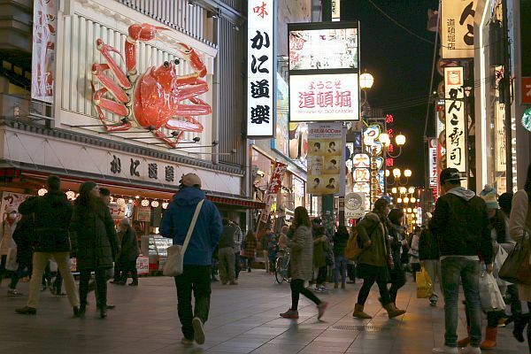 [写真]暖かい立春が一転、5日は雪や雨が降る予報となり、道頓堀も人は少なめ？＝4日午後8時半ごろ、大阪市中央区で