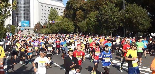 [写真]前回の大阪マラソンの様子。多くのランナーがなにわ路を楽しく走る