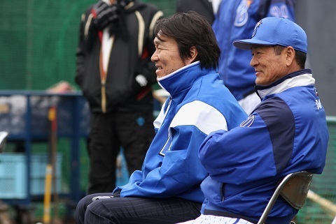 中畑監督と並んで視察する松井氏　写真・黒田史夫