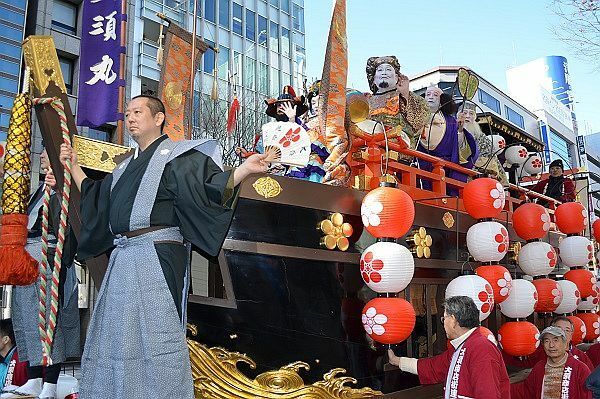 [写真]節分宝船行列とともに歩く人で歩道は埋め尽くされた