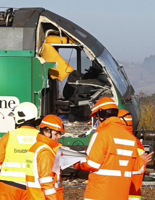 衝突した列車＝2月20日（ロイター/アフロ）