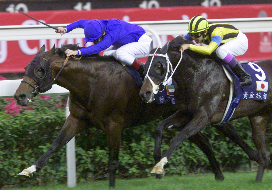 2001年香港ヴァーズ　ステイゴールド（右）、引退レースで念願のG1ホースに＝2001年12月16日（ロイター/アフロ）
