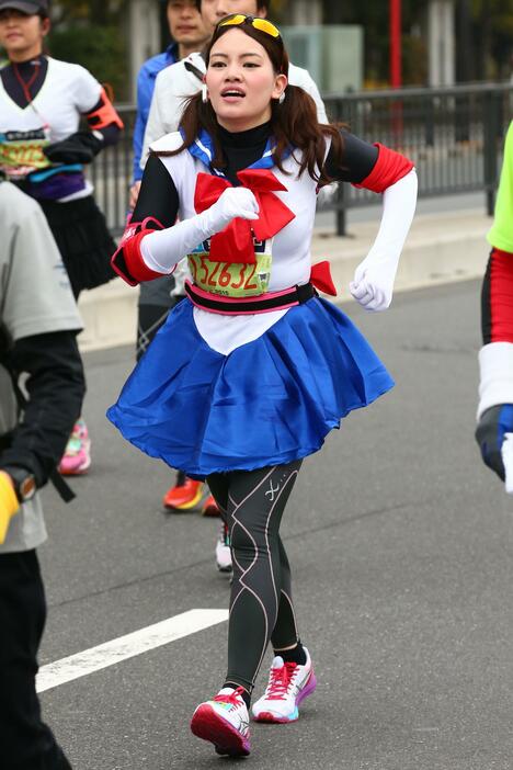 東京マラソンの仮装ランナー＝2015年2月22日（伊藤真吾/アフロスポーツ）