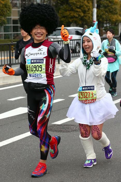 東京マラソンの仮装ランナー＝2015年2月22日（伊藤真吾/アフロスポーツ）