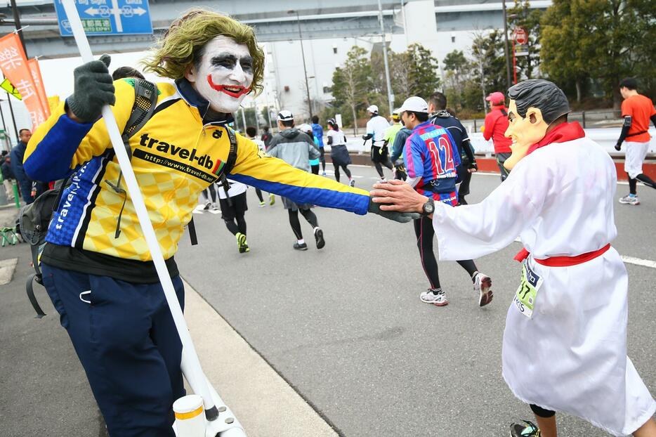 東京マラソンの仮装ランナー＝2015年2月22日（伊藤真吾/アフロスポーツ）