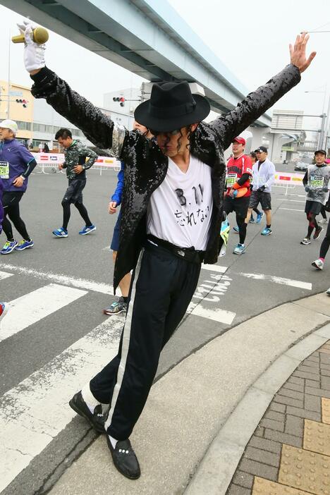 東京マラソンの仮装ランナー＝2015年2月22日（伊藤真吾/アフロスポーツ）