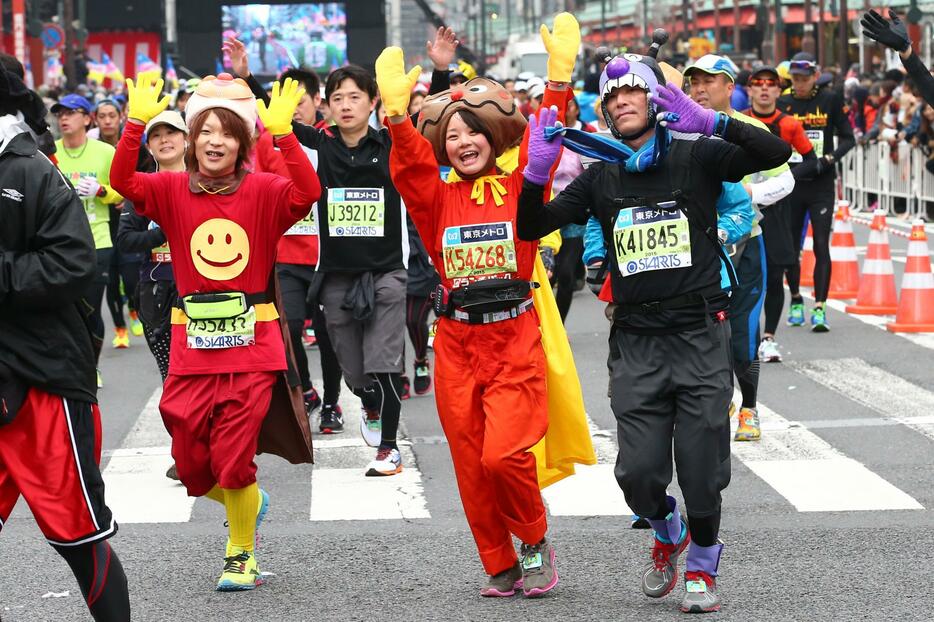 東京マラソンの仮装ランナー＝2015年2月22日（伊藤真吾/アフロスポーツ）