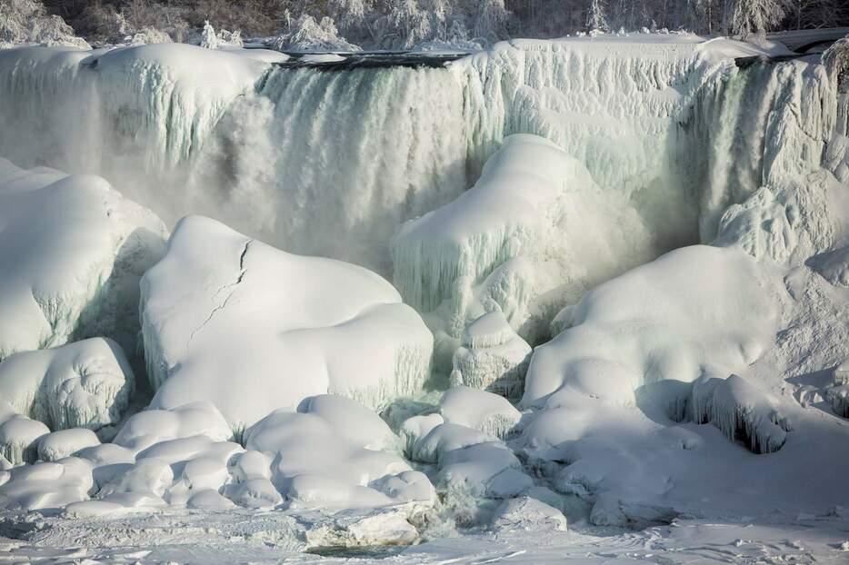 部分凍結したナイアガラの滝＝2015年2月17日（ロイター/アフロ）