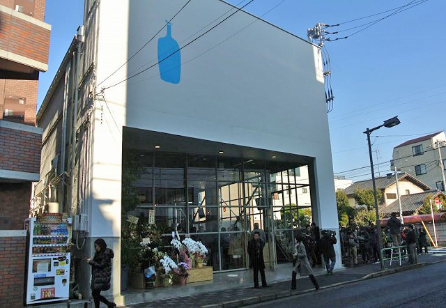 [写真]6日オープンしたブルーボトルコーヒーの日本第1号店。開店前から多くのファンが詰めかけた