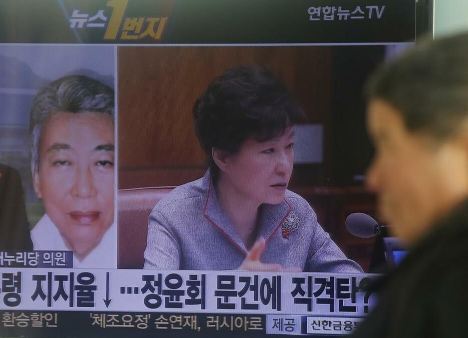 [写真]朴大統領側近の国政介入疑惑も不人気に追い打ちをかけた（Lee Jae-Won/アフロ）
