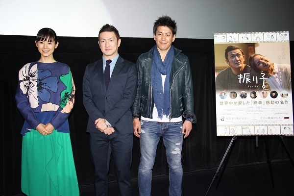 [写真]映画振り子の舞台挨拶の模様（左から）小西真奈美さん、中村獅童さん、竹永典弘監督＝TOHOシネマズなんばで