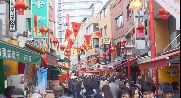 [写真]春節祭・多くの人でにぎわう中華街＝19日午後3時半ごろ、神戸市中央区で