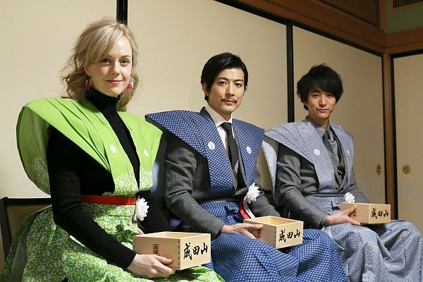 [写真]「残り自分を出し切って無事に終えるようにと思っている」と話した玉山鉄二（中央）とシャーロット・ケイト・フォックス（左）、浅香航大