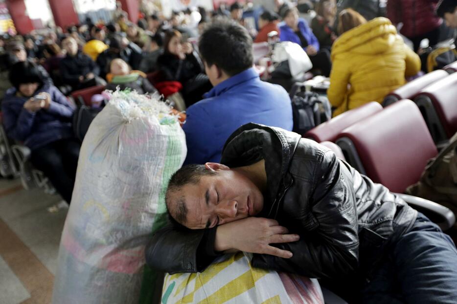 「春節」帰省ラッシュ 中国、民族大移動始まる＝2015年2月4日（ロイター/アフロ）