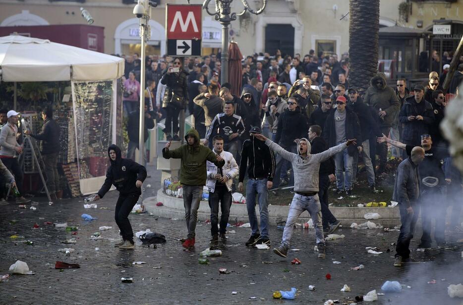 スペイン広場で警官隊と衝突＝2月19日（ロイター/アフロ）