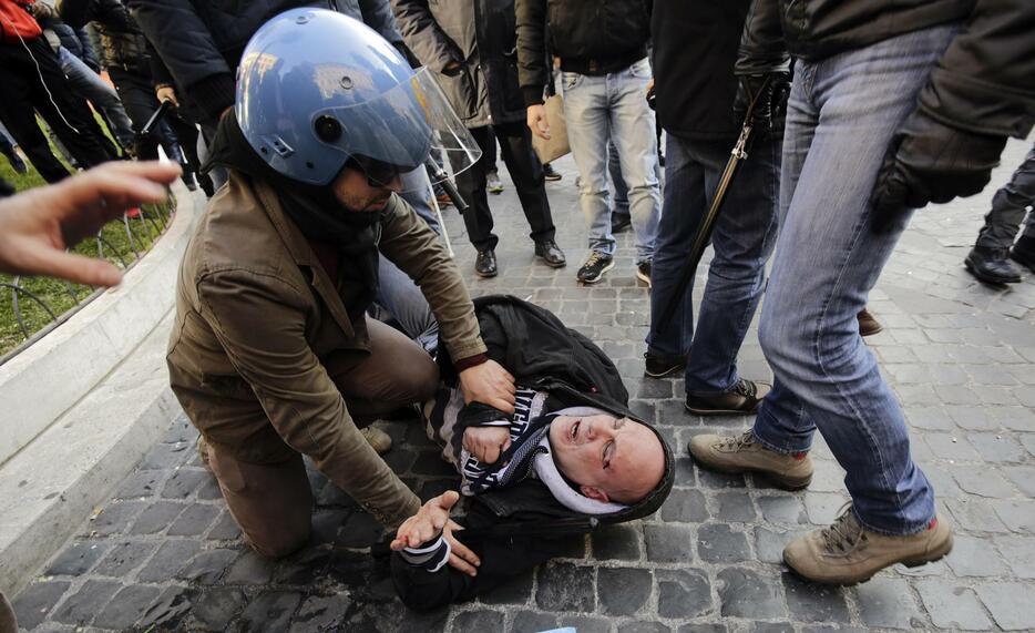 スペイン広場で警官隊と衝突＝2月19日（ロイター/アフロ）