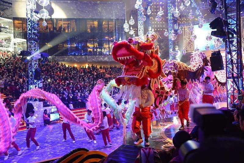 [写真]香港の旧正月らしく獅子舞などがパレードした（撮影：石橋崇司）