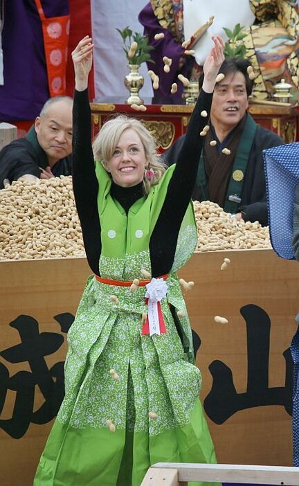 [写真]シャーロット・ケイト・フォックスは「豆まきが気持ちよかった」と話した＝3日午前11時ごろ、大阪府寝屋川市で