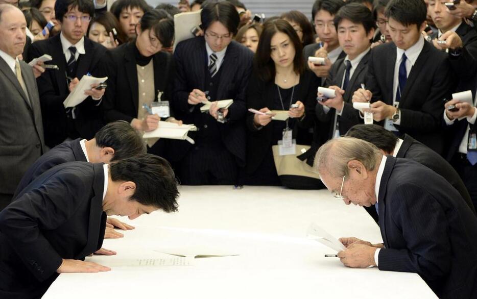 ［写真］2013年12月、沖縄県知事が首相と会談、辺野古埋め立ては「承認」された （代表撮影/ロイター/アフロ）