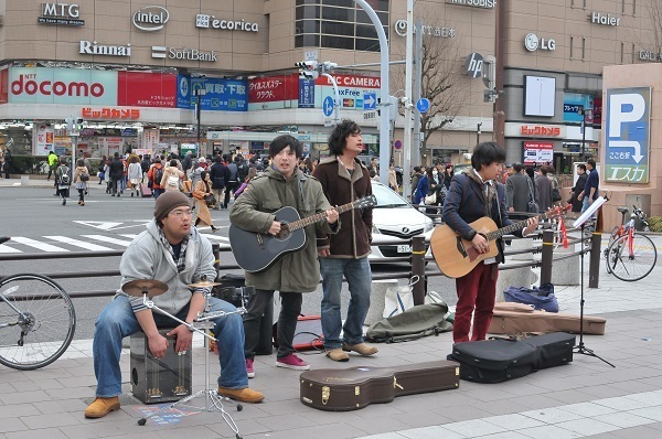 [写真]名古屋駅で演奏する路上アーティスト