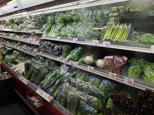 [写真]愛知県内のスーパーでは、県内で生産された野菜も多く並ぶ