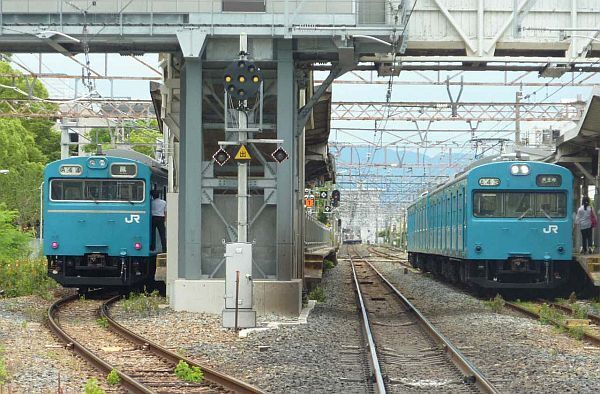 [写真]阪和線は複線のため、普通列車が快速・特急列車を退避する光景が見られる（写真は杉本町駅）