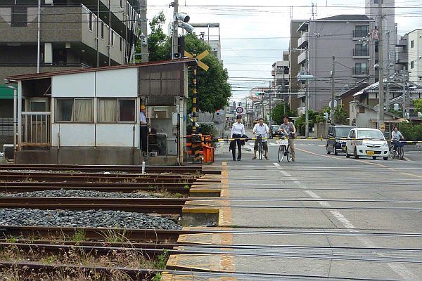 [写真]交通量の多い踏切では、保安係員が常駐している