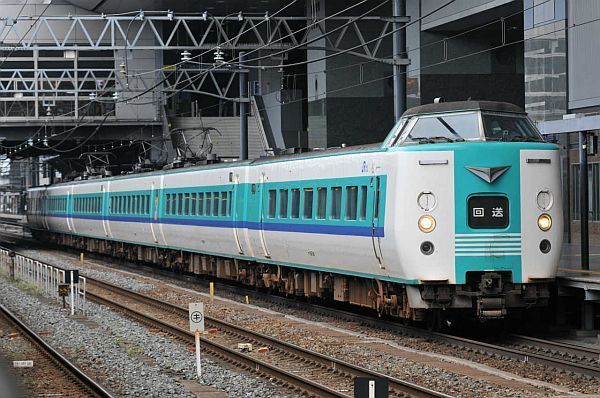 [写真]阪和線から乗り入れ、JR京都駅へ到着した特急「くろしお」