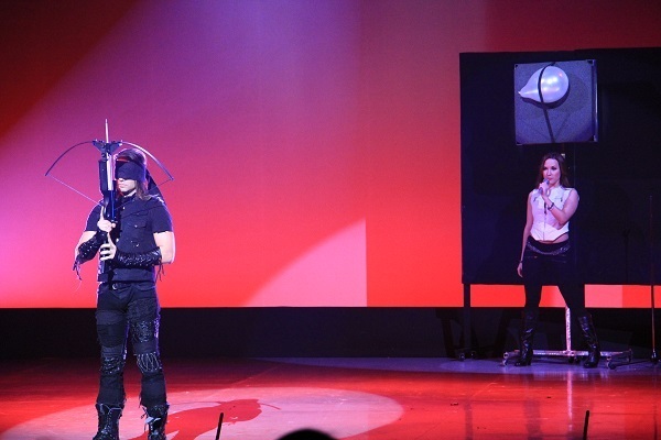 [写真]クロスボウ（洋弓銃）を使ったステージは、観客の度肝を抜く迫力