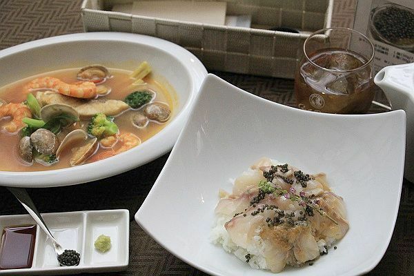 [写真]チョウザメのブイヤベース煮込み(左)、チョウザメとキャビアの皇帝丼