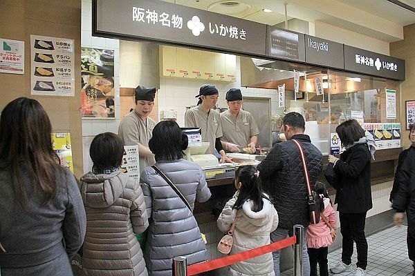 [写真]名物のいか焼きは移設、今後は持ち帰りのみに。しかし相変わらずの行列だ