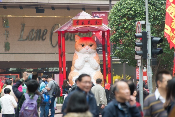 [写真]春節に豊衣足食を願うクリーム兄貴の像(撮影、石橋崇司)