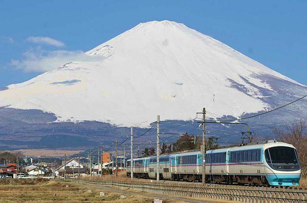 [写真]「特急あさぎり」に使われていた小田急電鉄20000系。現在は富士急行の「フジサン特急」となっている