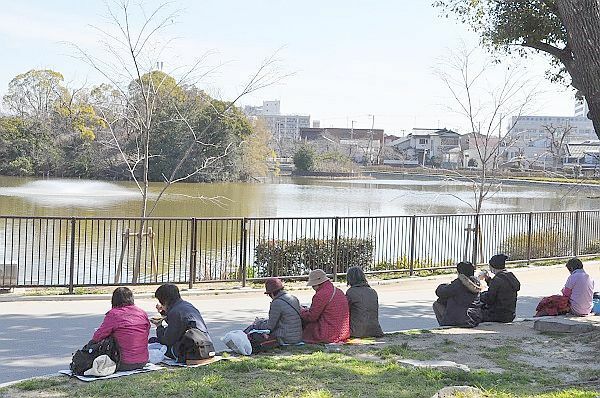 [写真]万代池公園で休息する参加者たち。マッサン夫妻も散歩しただろうか＝大阪市住吉区で