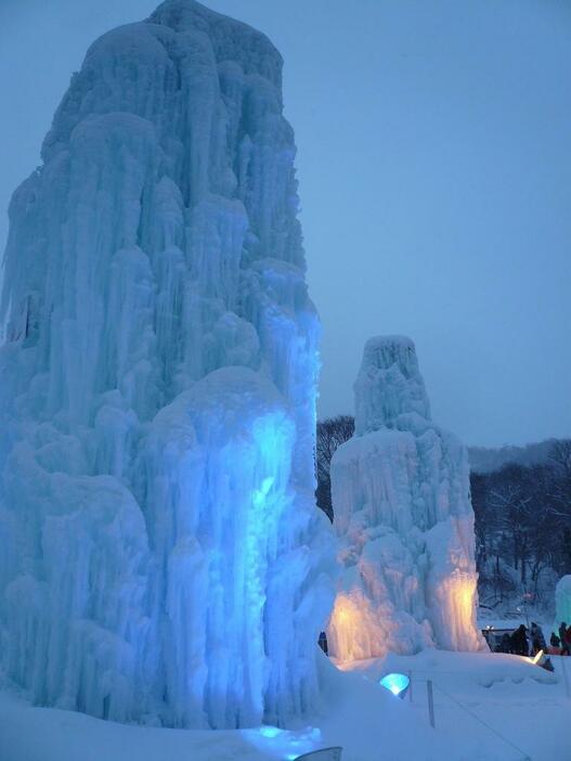 [写真]幻想的に照らしだされた氷像「ブルータワー」と「レッドタワー」