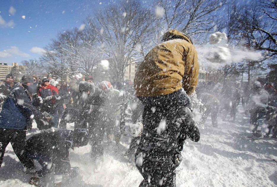 雪合戦ではしゃぐ人々＝2015年2月17日（ロイター/アフロ）