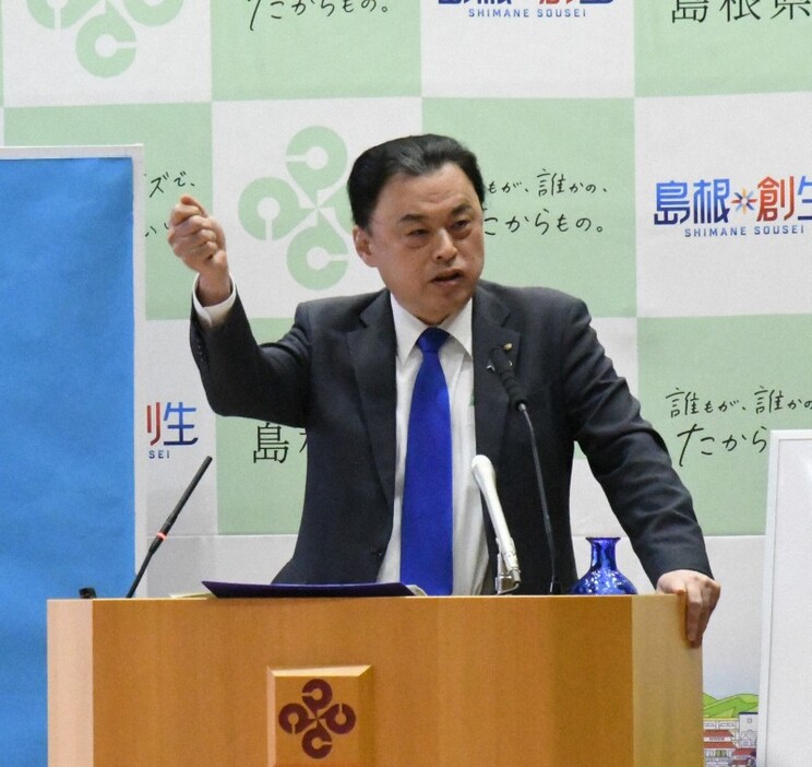 記者会見に臨む島根県の丸山達也知事＝松江市の県庁で2025年2月18日午後0時43分、目野創撮影