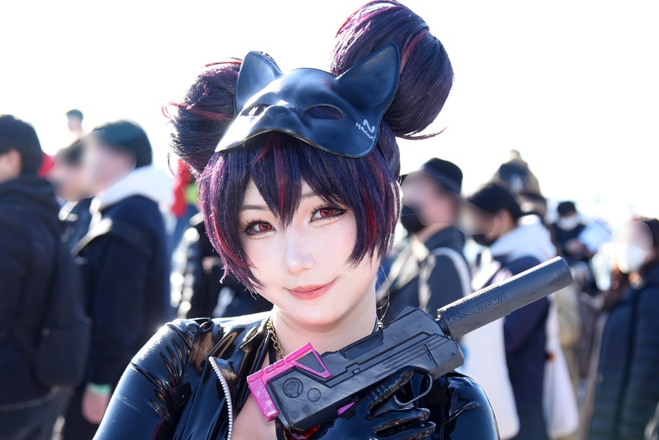 胸元あらわな「NIKKE」コスプレイヤーが特製キャットスーツ姿で魅了「密着感と光沢感にこだわりました」＜コミケ105＞ (WEBザテレビジョン) - Yahoo!ニュース