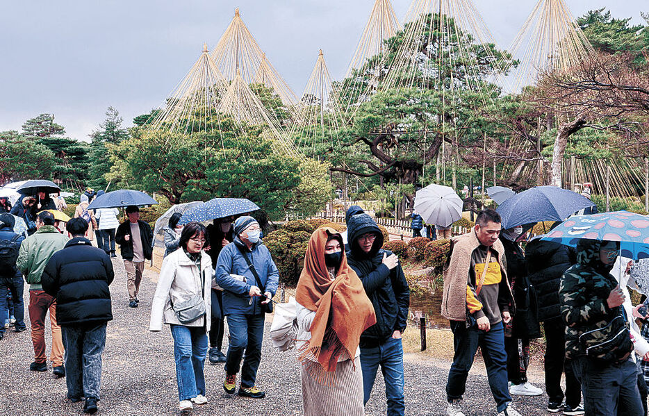 年の瀬の園内を散策する来園者＝兼六園