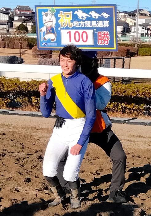 　地方競馬通算１００勝を達成した木間塚龍馬騎手