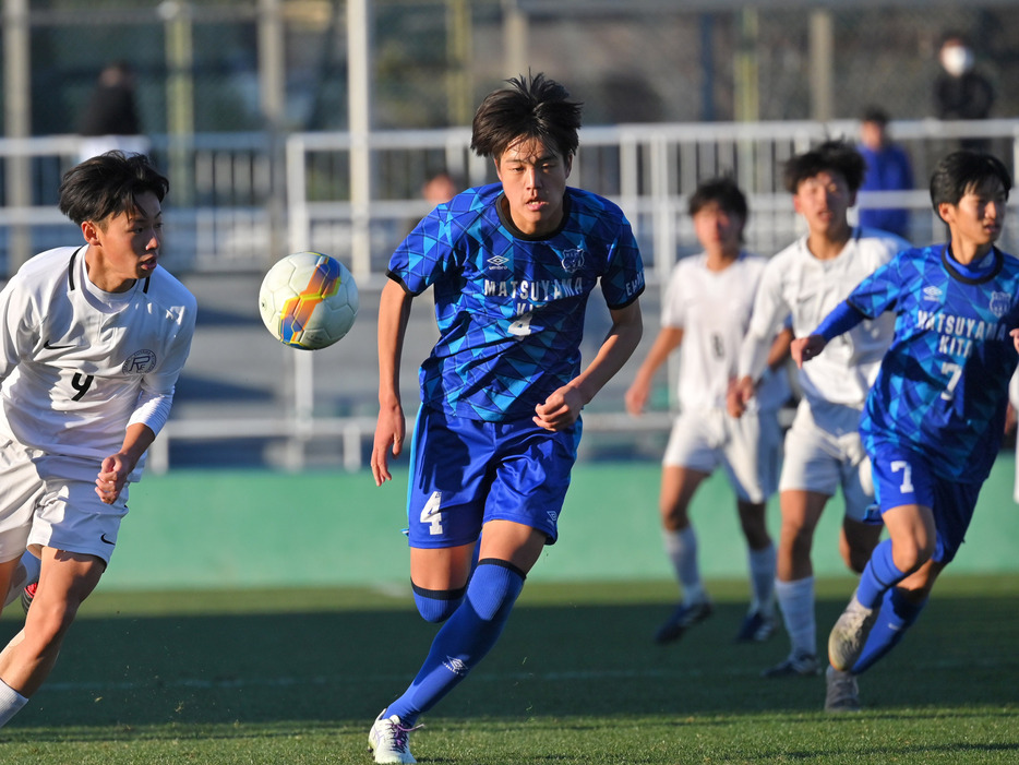 左CBの遠藤優仁(写真協力『高校サッカー年鑑』)(HIGH SCHOOL SOCCER YEARBOOK)