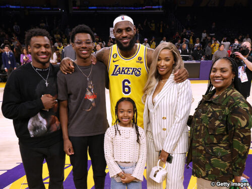 2023年2月、レブロンのNBA最多得点記録更新を祝うブライスらジェームズファミリー［写真］＝Getty Images