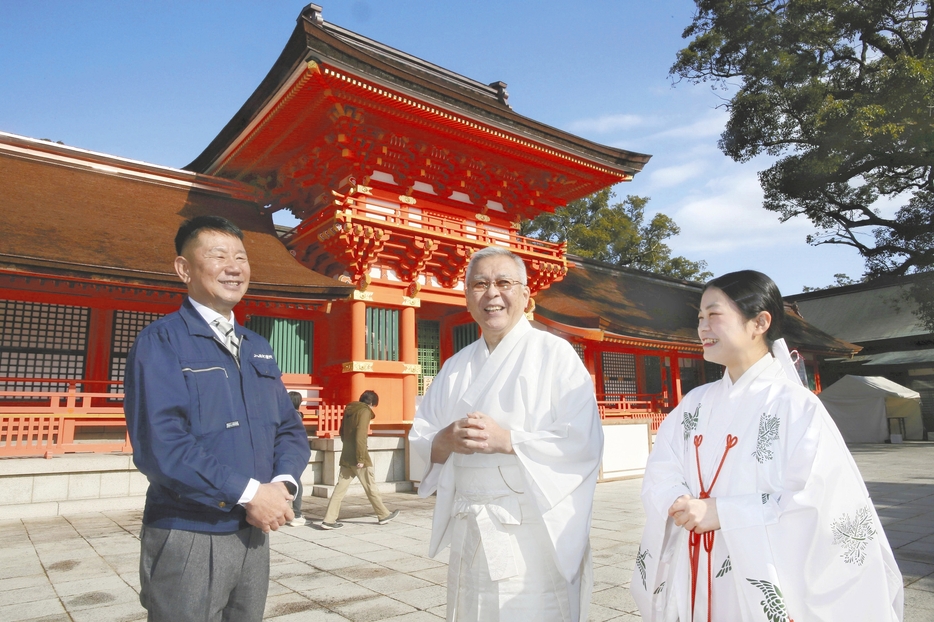 御鎮座1300年に、思いを新たにする小野宮司（中央）と小山さん（左）