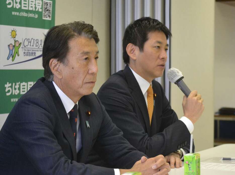 千葉県知事選を巡り記者会見に臨む自民党県連の斎藤健会長（左）と小林鷹之選対委員長＝8日、千葉市中央区（岡田浩明撮影）