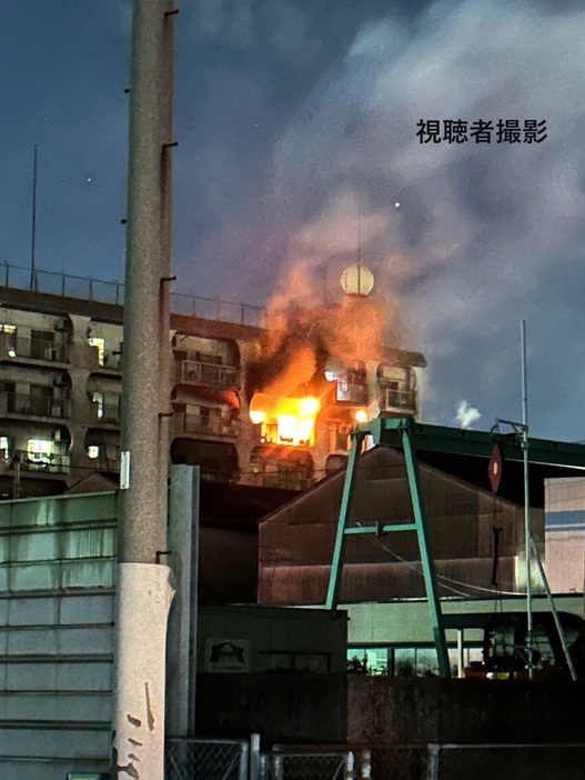 火事があったマンション（視聴者撮影）