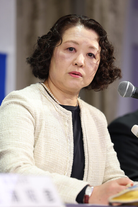 連合の芳野友子会長は６日の会見で、選択的夫婦別姓制度の早期導入に期待を示した。夫婦同姓を定めた民法の規定について「多くの働く女性の活躍の阻害要因の一つになっている。早急に改正してほしい」と述べた＝都内