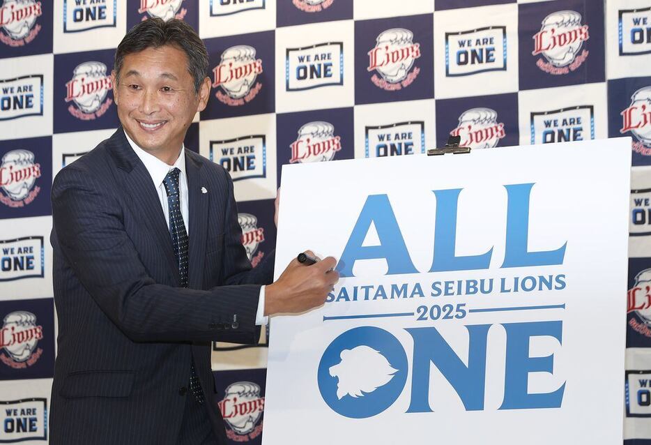 今季のチームスローガン「ALL ONE」をお披露目した西口文也監督＝所沢市の球団施設（撮影・尾崎修二）